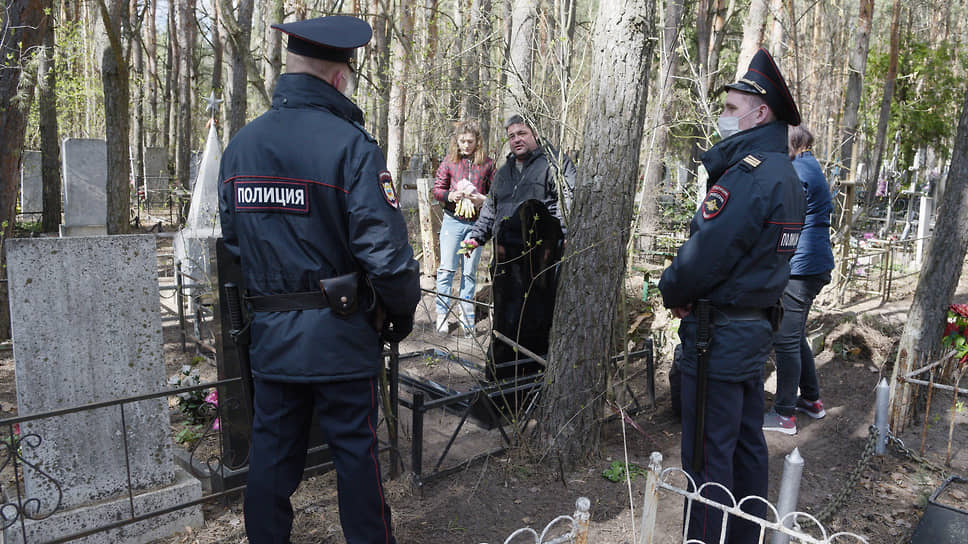 Рейд полиции на Юго-Западном кладбище Воронежа во время ковидной изоляции накануне Пасхи. 2020 год