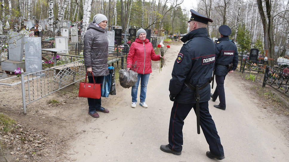 Полицейские во время рейда на Юго-Западном кладбище Воронежа во время ковидной изоляции накануне Пасхи. 2020 год, апрель
