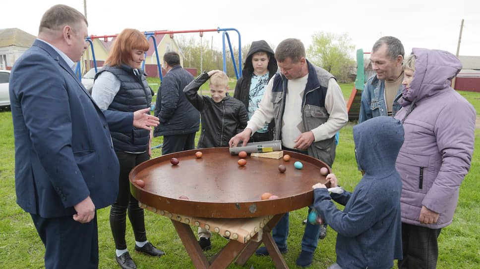 Катание яиц на Пасху в селе Хрещатое Калачеевского района Воронежской области. 2022 год, апрель