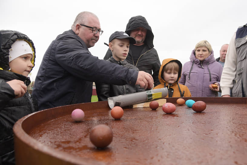 Жители села Хрещатое Калачеевского района Воронежской области катают яйца. 2022 год