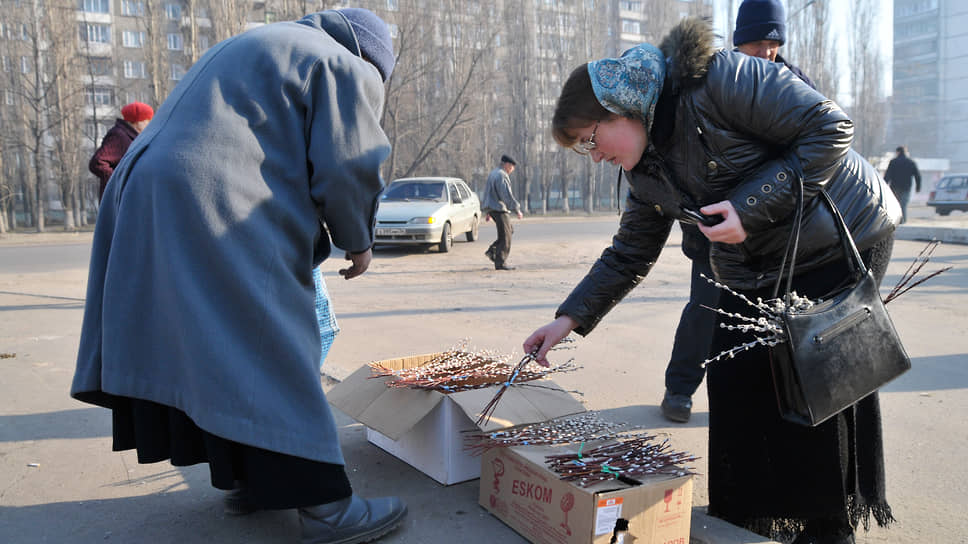 Торговля вербой на одной из улиц Воронежа. 2009 год