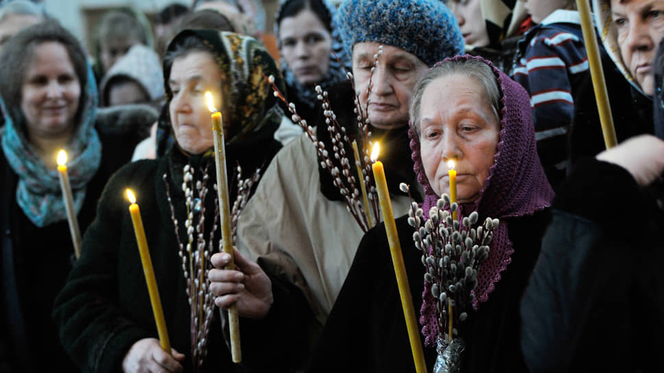 На утрене, во время второй части бдения, читается специальная молитва о благословении «ваий» (переводится с греческого как «пальмовые ветви»). Фото — Воронеж, 2010 год
