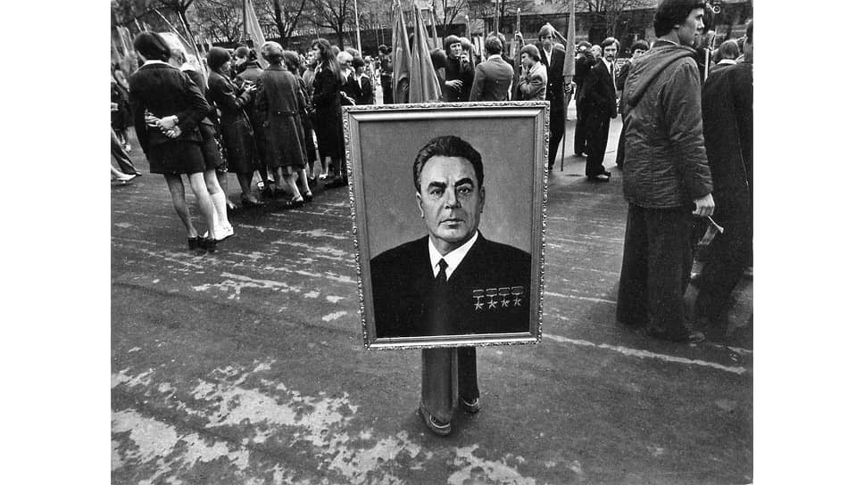 Участник Первомайской демонстрации трудящихся держит портрет генерального секретаря ЦК КПСС Леонида Брежнева. 1980-е годы, Курск