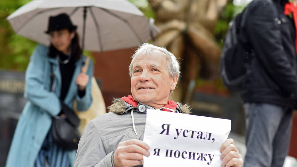 Участник молодежной художественной акции &quot;Монстрация&quot;. 1 мая 2019 года, Воронеж
