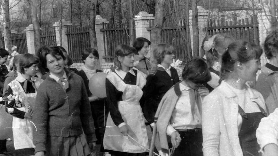 Министр образования Воронежской области Наталья Салогубова (в центре на заднем плане) 1 мая 1985 года, Хохольская средняя школа №1, р.п. Хохольский Воронежской области