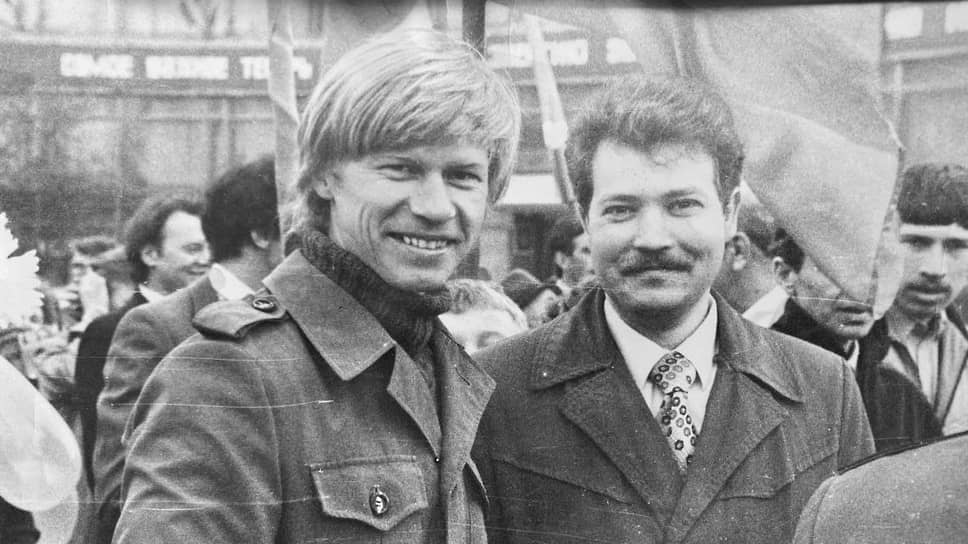 Депутат Липецкого городского совета Игорь Крутских (слева) 1 мая 1977 года на улице Плеханова в Липецке