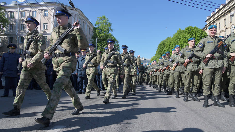 Репетиция парада, посвященного 80-ой годовщины Победы в Великой Отечественной войне на площали Ленина в Воронеже