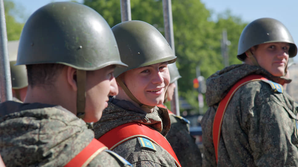 Военнослужащие перед репетицией