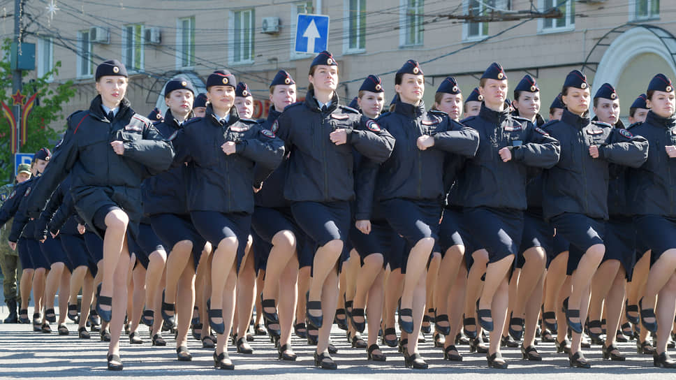 Сотрудницы полиции во время репетиции парада