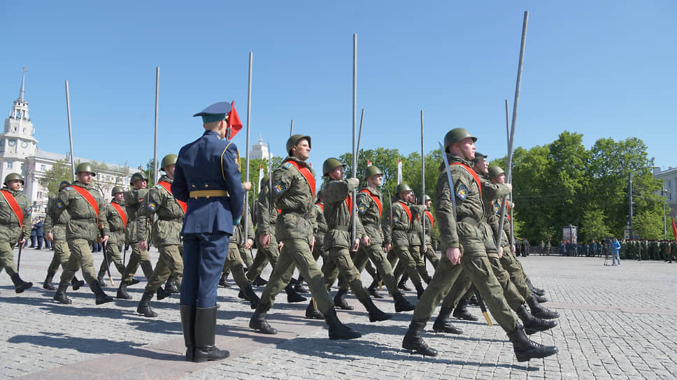 Военнослужащие проходят строевым маршем во время репетиции парада