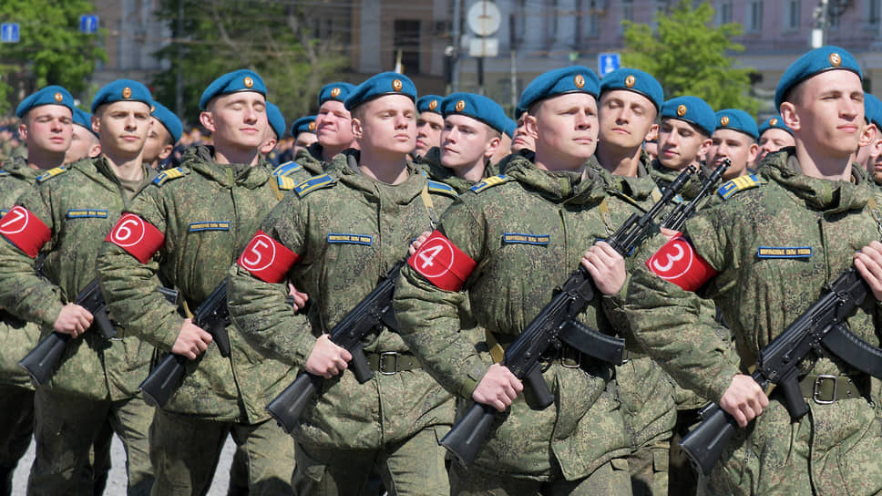 Репетиция парада стала причиной пробки в центре Воронежа