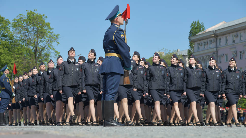 Сотрудницы полиции во время репетиции парада