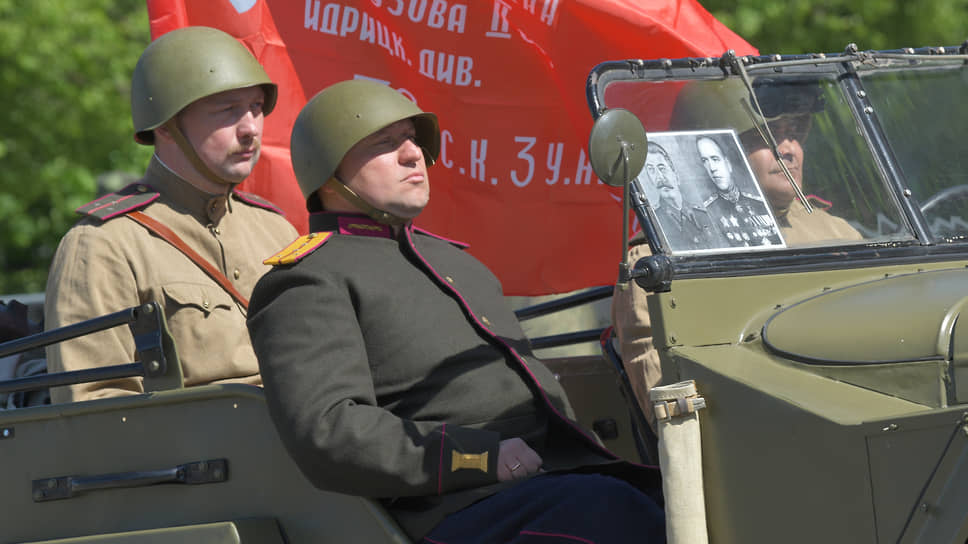 Портрет Иосифа Сталина и Георгия Жукова на лобовом стекле военного автомобиля