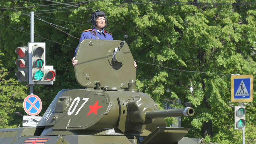 Танк Т-34 на репетиции парада