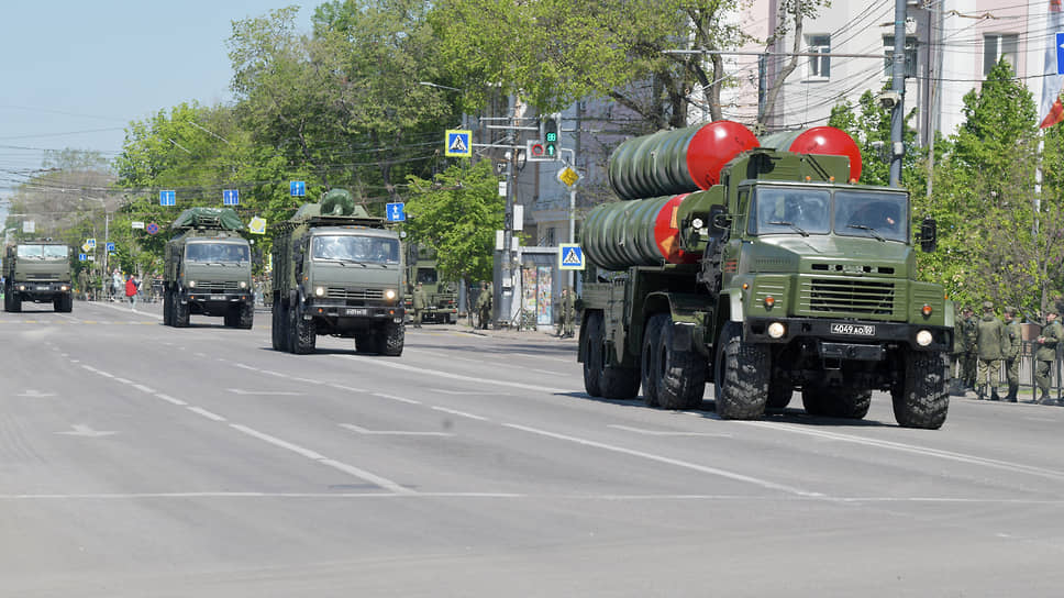 Современная военная техника во время репетиции парада