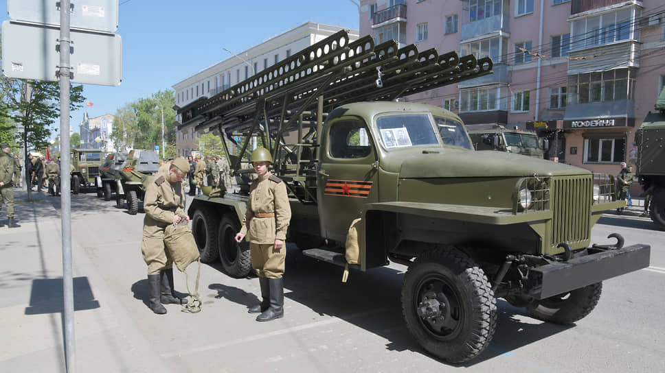 Военнослужащий в форме солдата советской армии у «Катюши» после репетиции парада