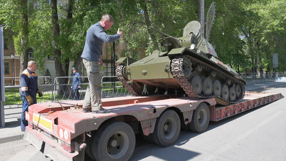 Погрузка танка Т-70 для транспортировки после репетиции парада