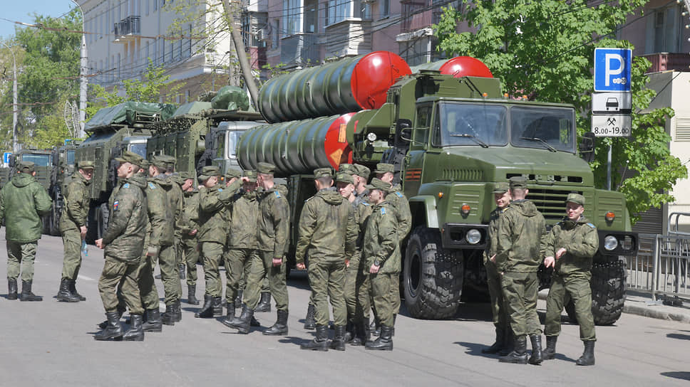 Военнослужащие у ракетного комплекса С-300 после репетиции