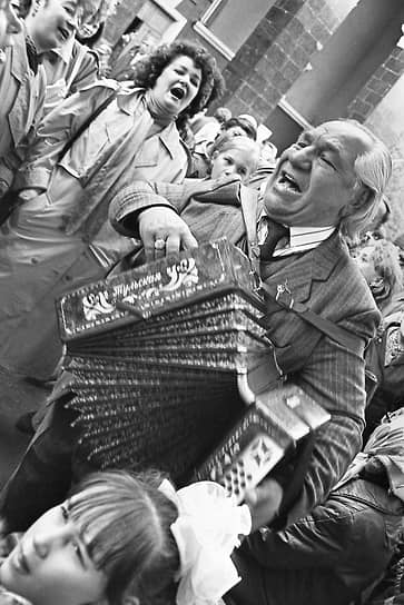 Праздничные гуляния на проспекте Революции в Воронеже. 1995 год