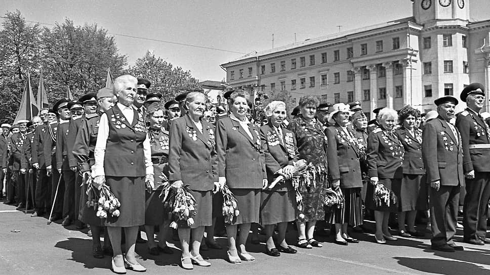 Строй ветеранов Великой Отечественной войны перед началом парада на площади Ленина в Воронеже. 1996 год