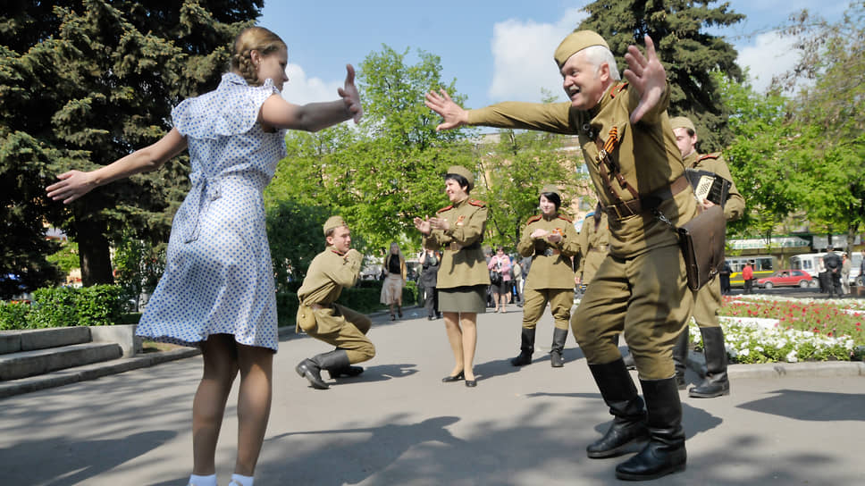 Праздничные гуляния на проспекте Революции в Воронеже. Май 2009 года