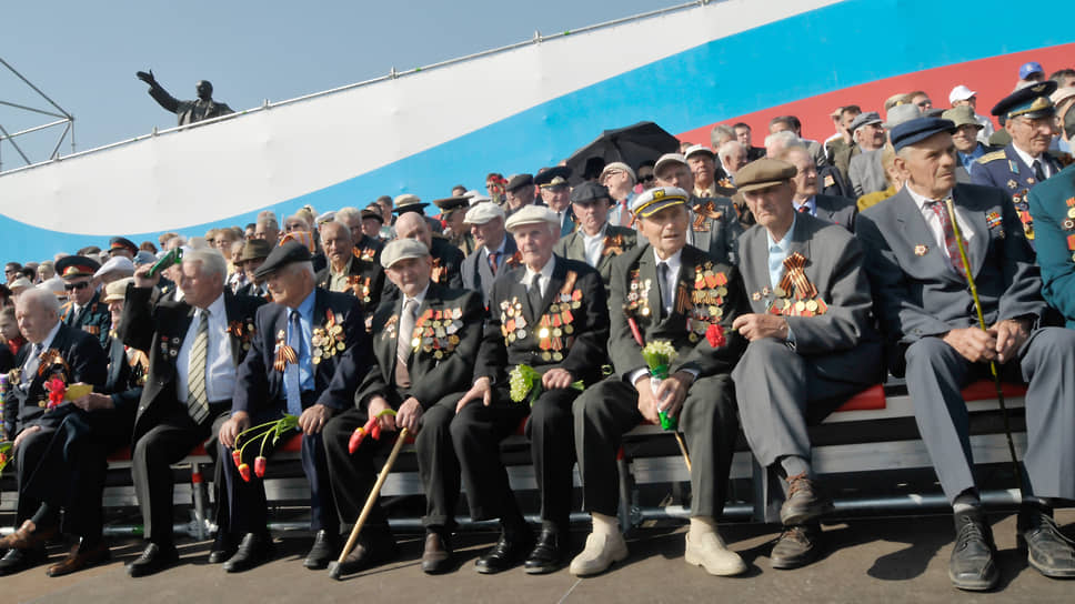 Ветераны Великой Отечественной войны на гостевой трибуне перед началом парада на площади Ленина в Воронеже. 2010 год