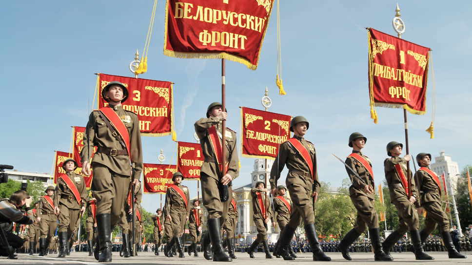 Участники парада в форме советских солдат времен Второй мировой войны проходят строем на площади Ленина в Воронеже. 2010 год
