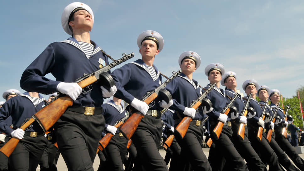 Участники парада в форме советских моряков времен Второй мировой войны проходят строем на площади Ленина в Воронеже. Май 2010 года