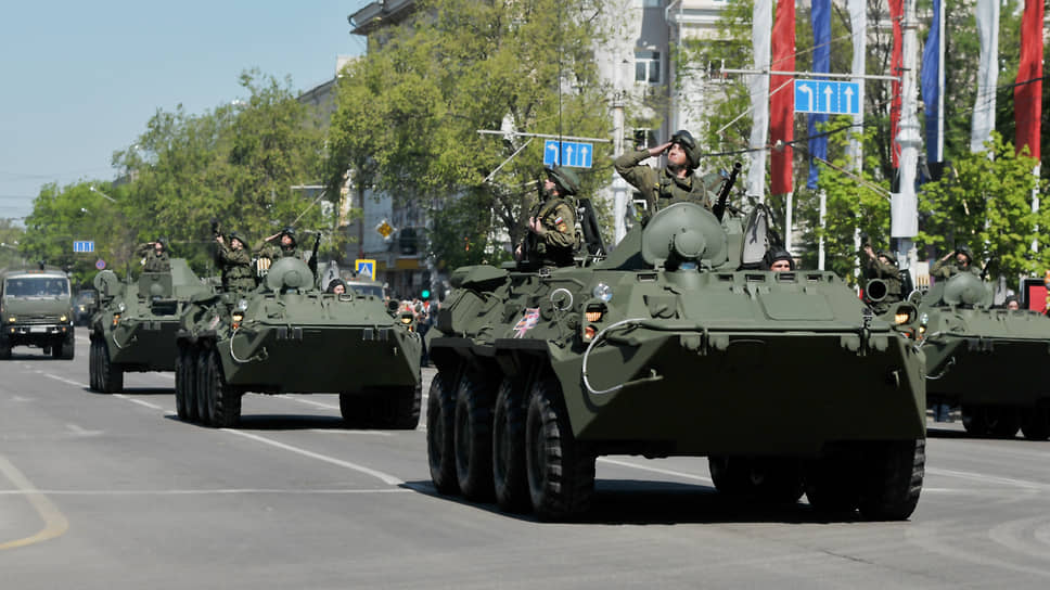 Парад военной техники на площади Ленина в Воронеже. Май 2015 года
