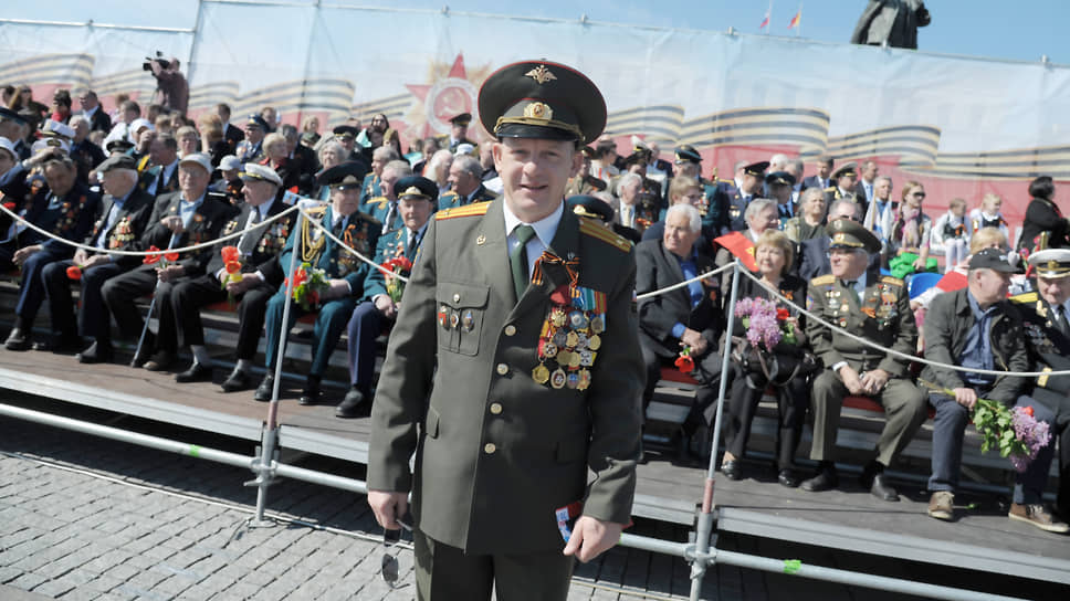 Олимпийский чемпион по прыжкам в воду Дмитрий Саутин в военной форме у гостевой трибуны перед началом военного парада на площади Ленина  Воронежа. 2015 год