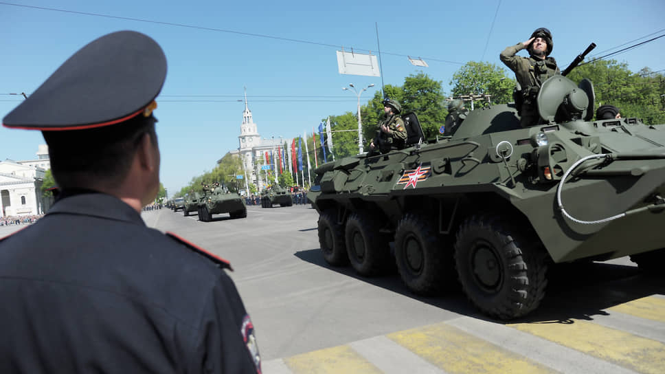 Парад военной техники на площади Ленина в Воронеже. 2015 год
