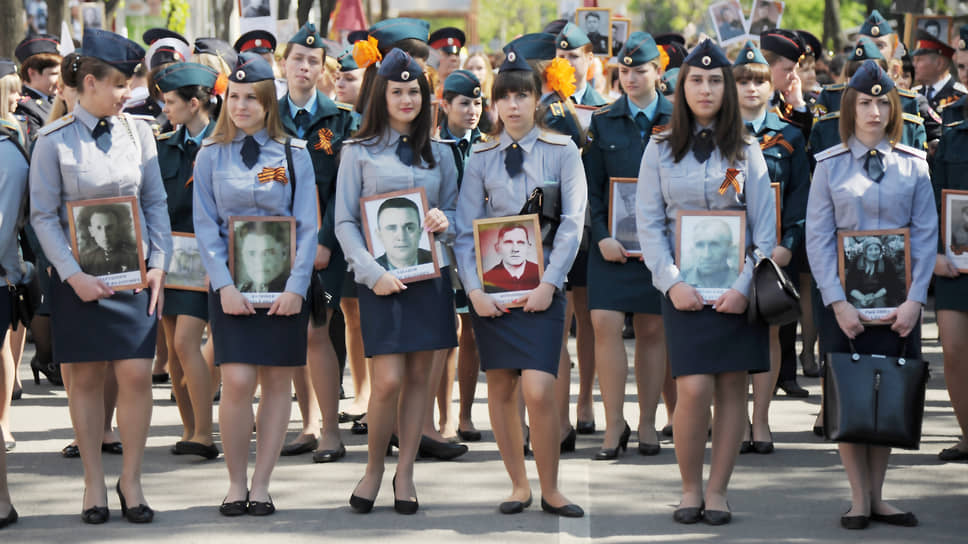 Курсантки института МВД с портретами ветеранов Великой Отечественной войны во время проведения акции «Бессмертный полк». 2016 год