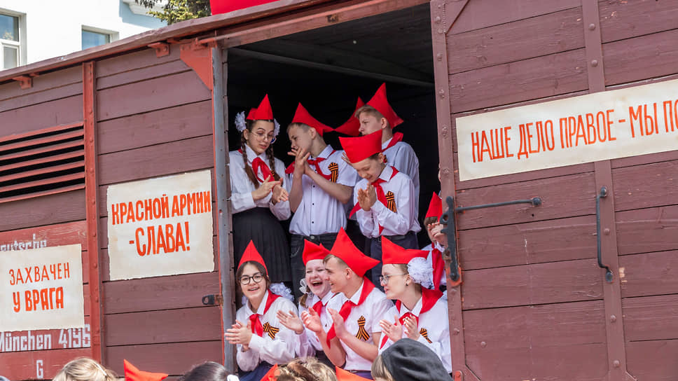 Участники выступления одного из воронежских хоров в трофейном железнодорожном вагоне