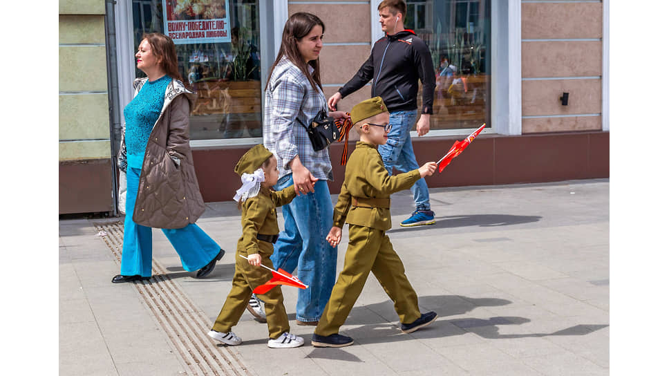 Участники праздничных мероприятий на улицах Воронежа