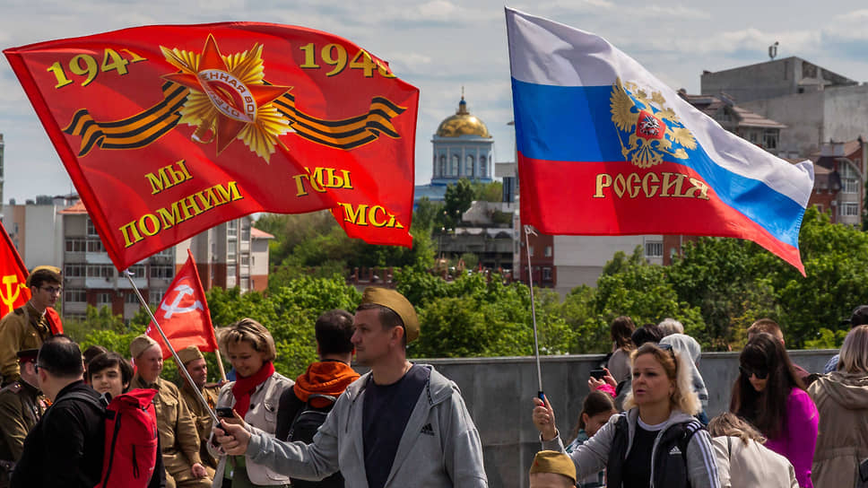 Воронежцы с флагами на площади Победы