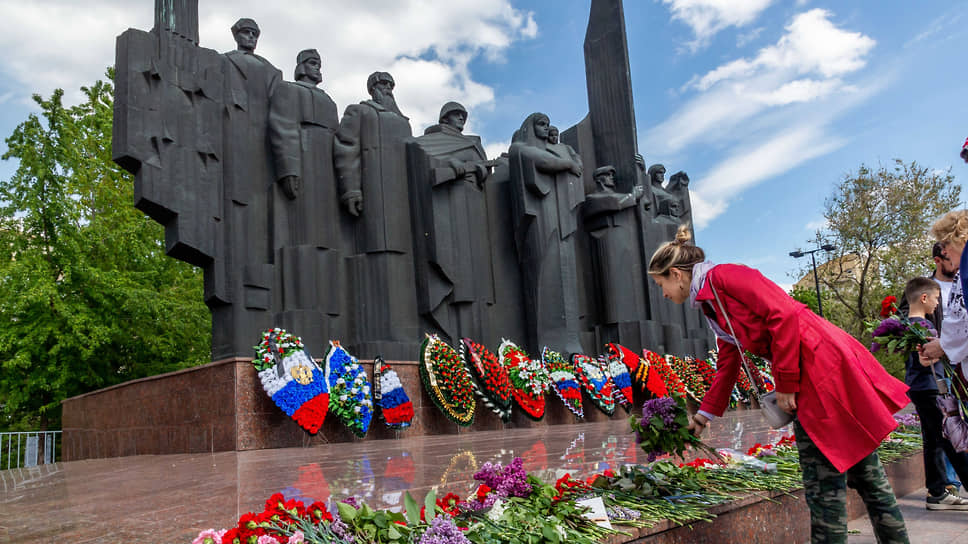 Женщина возлагает цветы к монументу воинам и труженикам тыла на площади Победы в Воронеже