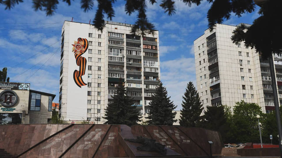 Мурал в Курске, созданный в честь 80-летия Победы: георгиевская лента и орден Отечественной войны. Размещен на торце дома напротив памятника «Скорбящая мать»