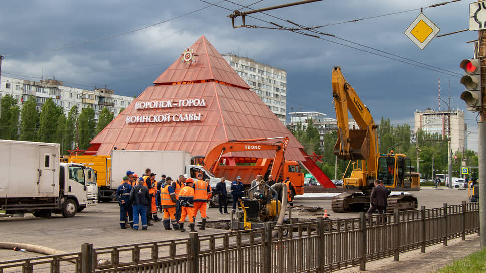 После монтажа временного трубопровода по плану — разработка котлована и одновременно вывоз грунта, а затем замена аварийного участка трубопровода