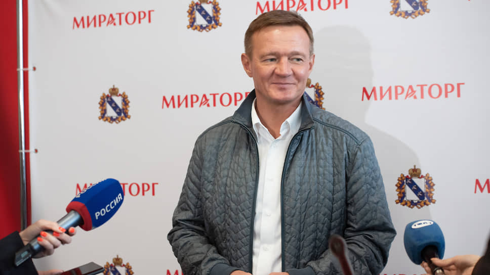 «Мне чужды предметы роскоши и дорогие презенты». Роман Старовойт рассказывал, что отказывается от подарков и уже много лет подряд направляет часть зарплаты на благотворительность. После назначения на должность Роман Старовойт &lt;a href=&quot;/doc/3860020&quot;>распорядился снять спецсигналы со своего служебного автомобиля и отказался от личной охраны&lt;/a>