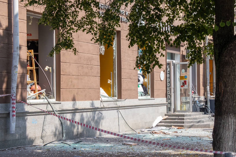 17 человек, в том числе дети, проходят лечение в медицинских учреждениях Воронежа. Остальным помощь оказывают амбулаторно. «Врачи делают все возможное для скорейшего выздоровления пострадавших»,— заверил губернатор
