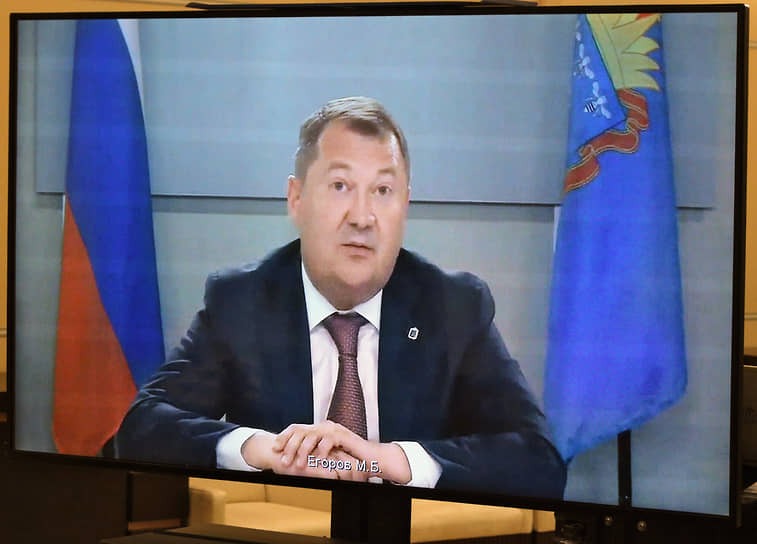 «Мне говорили: &quot;Невозможно, ты сюда никого не приведешь&quot;. А сейчас уже есть несколько потенциальных инвесторов, которые хотят построить аэровокзальный комплекс»,— говорил Максим Егоров в интервью «Ъ-Черноземье» о планах перестройки аэропорта Тамбова. Проект так и не был реализован. На фото: 2022 год, Максим Егоров во время ВКС с президентом РФ Владимиром Путиным