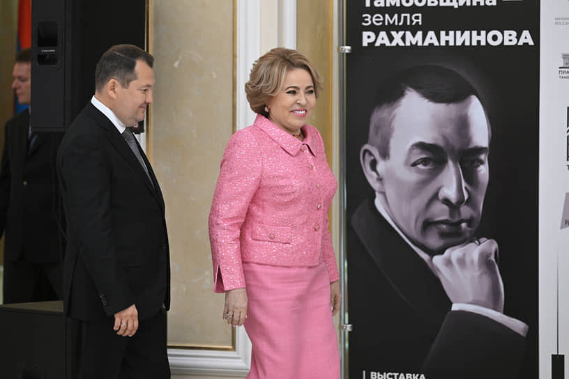 «Руководство страны ставит передо мной другие задачи на федеральном уровне, которые мы будем выполнять. Я настоящий тамбовчанин, и я рад тому, что тамбовский волк теперь товарищ»,— комментировал Максим Егоров свой уход с поста губернатора в ноябре 2024 года. На фото: 2023 год, церемония открытия в Совете Федерации РФ выставки, посвященной 150-летию со дня рождения Сергея Рахманинова, Максим Егоров (слева) и председатель СФ Валентина Матвиенко (справа) 