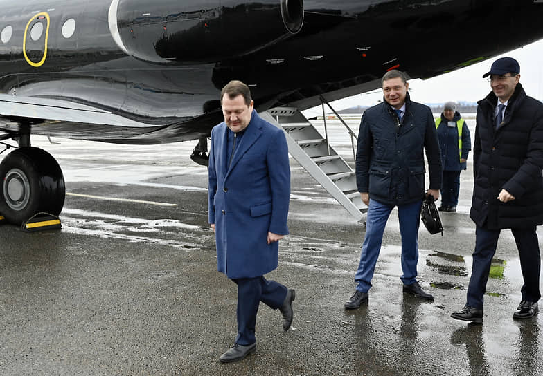 24 июля 2025 года Максим Егоров был задержан по подозрению в получении взятки в особо крупном размере (ч. 6 ст. 290 УК РФ, до 15 лет лишения свободы). Ему вменяется получение незаконных вознаграждений на общую сумму 80 млн руб. На фото: 2024 год, встреча врио губернатора Тамбовской области Евгения Первышова в аэропорту. Справа налево: полпред президента РФ в ЦФО Игорь Щеголев, врио губернатора Евгений Первышов и бывший губернатор Максим Егоров