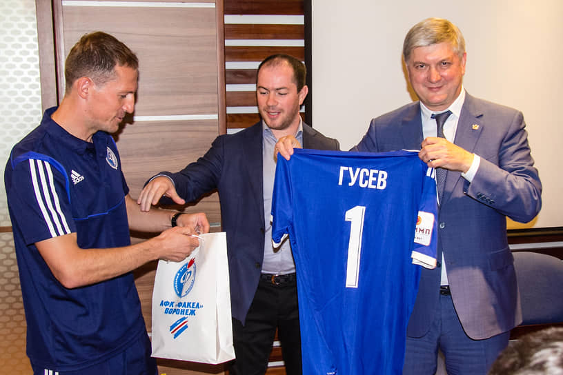 При Александре Гусеве в 2022 году спустя 21 год в элиту российского футбола вернулся воронежский «Факел». Сам губернатор нередко посещал домашние матчи. В 2025 году  «Факел» вылетел из Российской премьер-лиги, но господин Гусев поставил перед клубом задачу за год вернуться в РПЛ. На фото: 2019 год, Александр Гусев с гендиректором «Факела» Романом Асхабадзе (в центре)
