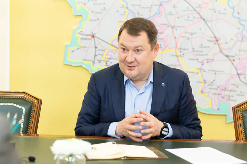 «Вы наверное все время на служебной машине ездите, на заднем сидении? Вот лишу вас транспорта, будете передвигаться на личном или общественном. Тогда и дороги будете видеть лучше»,— критиковал в ноябре 2021 года Максим Егоров начальника управления транспорта и дорог области