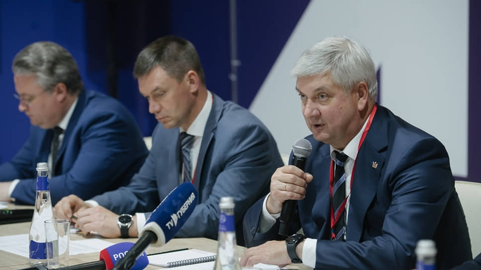 2024 год. Губернатор Воронежской области Александр Гусев (справа), вице-губернатор Дмитрий Маслов (в центре), и мэр Воронежа Вадим Кстенин (слева) на сессии предпринимательского форума Столля