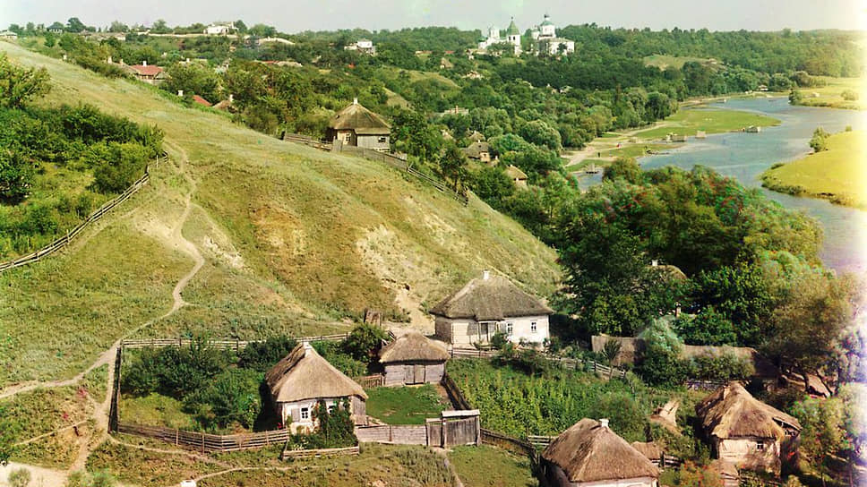 Харьковская, большая часть Белгородской, юг Курской и Воронежской областей образуют особый исторический регион — Слобожанщину. С. М. Прокудин-Горский. Вид на Путивль и реку Сейм

