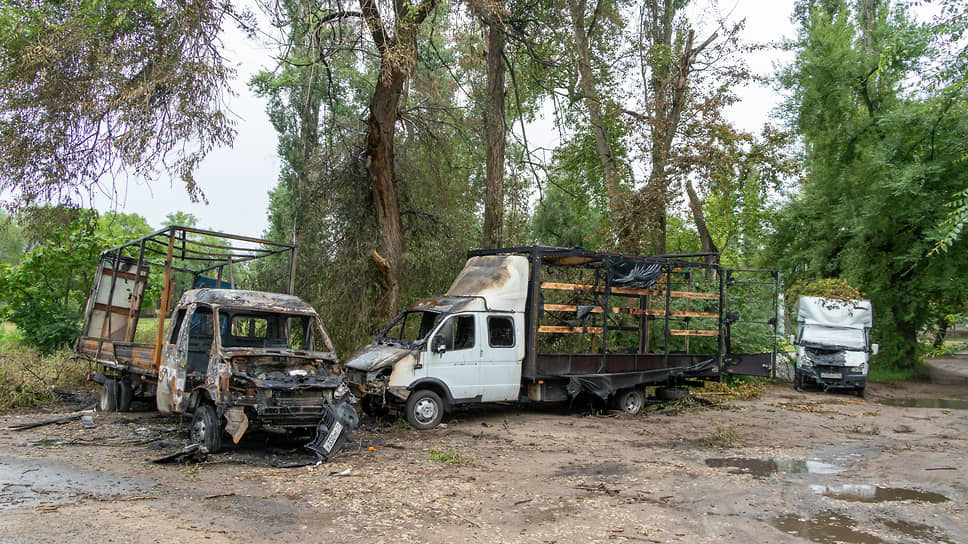 В результате атаки БПЛА полностью уничтожены огнем или частично повреждены шесть автомобилей