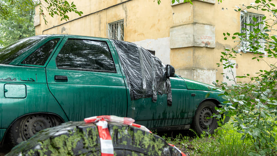 Поврежденный автомобиль после атаки БПЛА в Воронеже