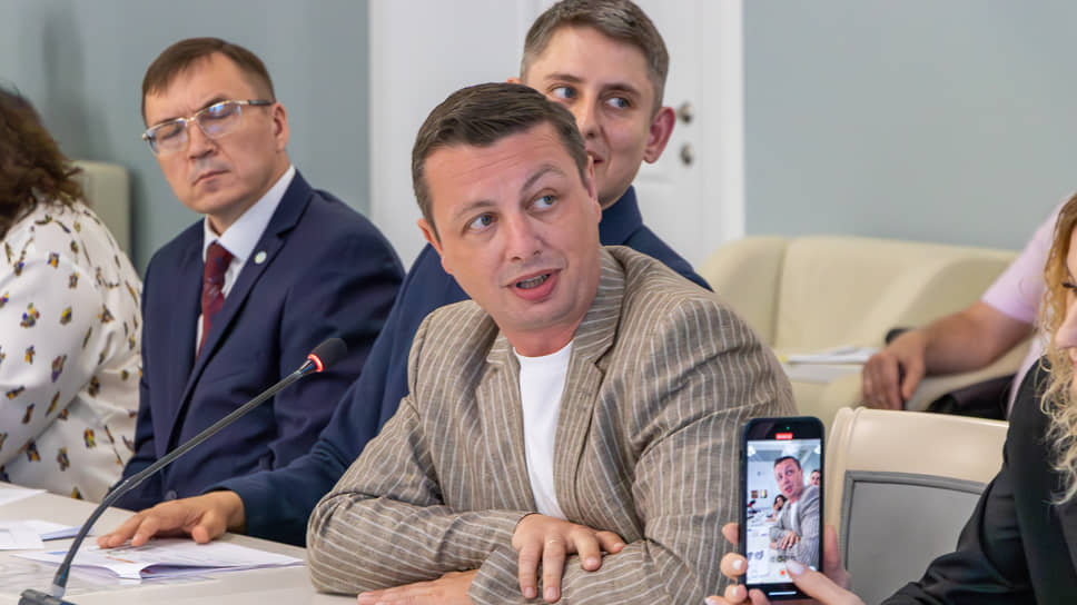 Финансовый директор производителя лакокрасочных изделий ООО «Прайм топ» Александр Прокопенко (справа), управляющий Сбербанка в Липецкой области Алексей Колчин (слева)